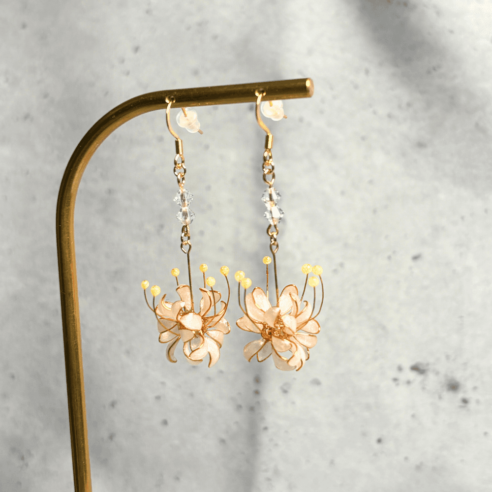 【彼岸花/曼珠沙華】ピアス サージカルステンレス/白い2粒のストーン/レジン×ワイヤー/幻想的な白/和装/受注製作 | 8枚目